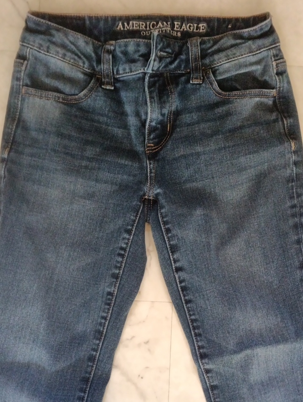 American Eagle Outfitters Cropped Fit Jeans.